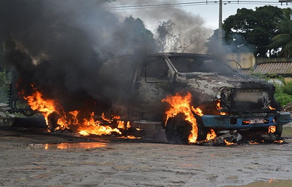 Ir para  <p>Motoristas que passaram pela RST-480, em Erechim, pr&oacute;ximo &agrave; sede da APAE, se assustaram ap&oacute;s a explos&atilde;o de um caminh&atilde;o que colidiu com uma caminhonete, na manh&atilde; desta...